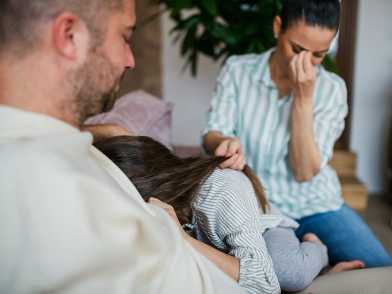 Ein Mann in Anzug präsentiert vor einem Publikum in einem modernen Besprechungsraum.
